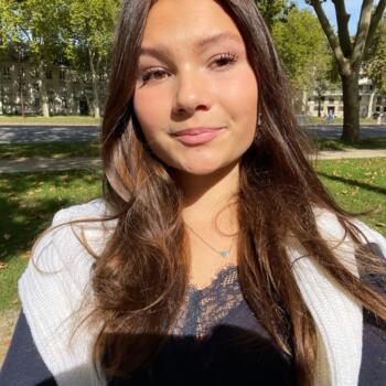 Babysitter in Versailles: Emily