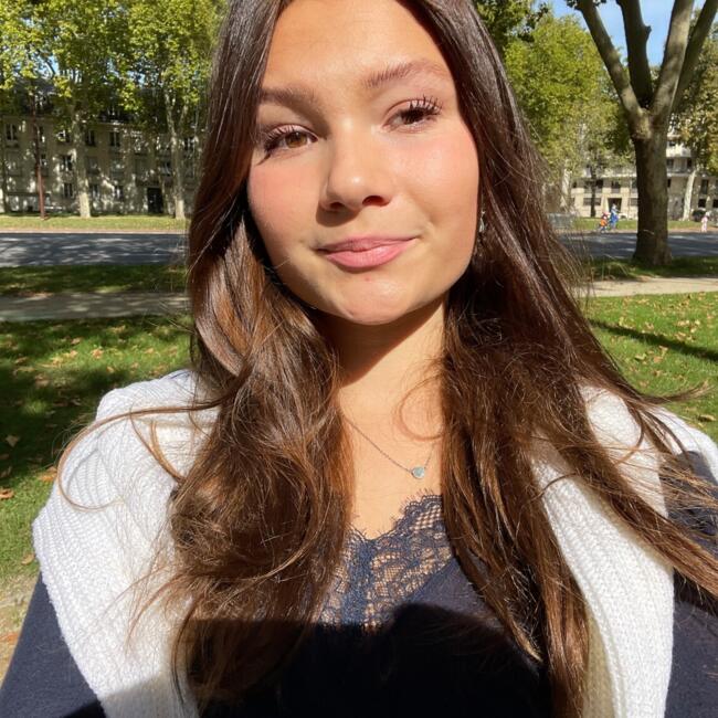 Babysitter in Versailles: Emily