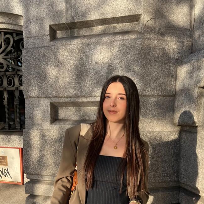 Babysitter in Madrid: Valeria Madrigal