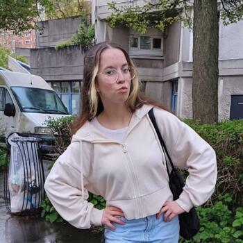 Babysitter in Villeneuve-le-Roi: Lara