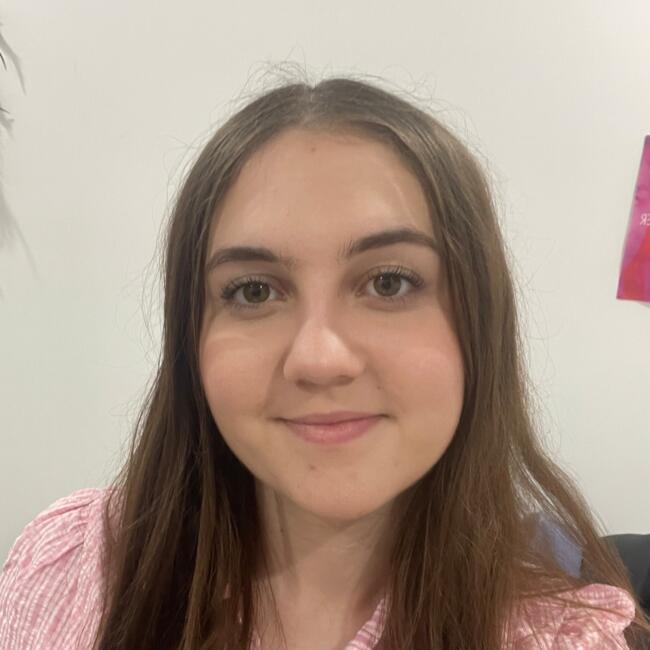 Babysitter in Gladstone: Caitlin