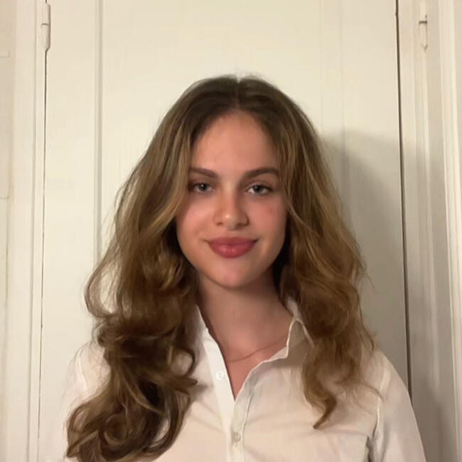 Babysitter in Paris: Alix