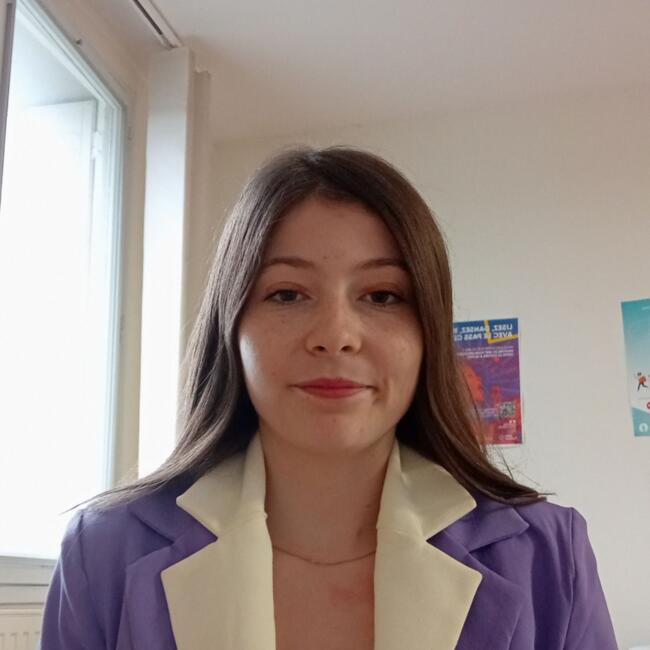Babysitter in Niort: Lucie