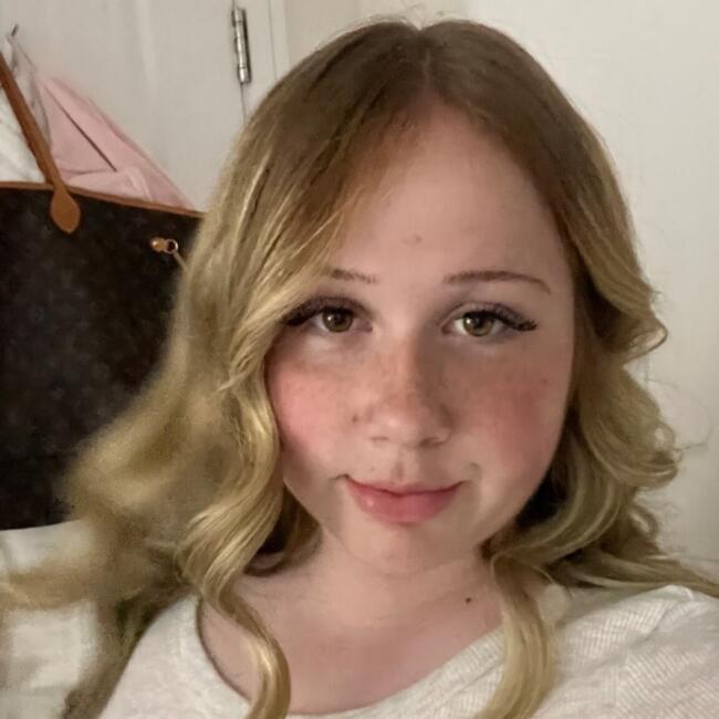 Babysitter in Bromley: Lola