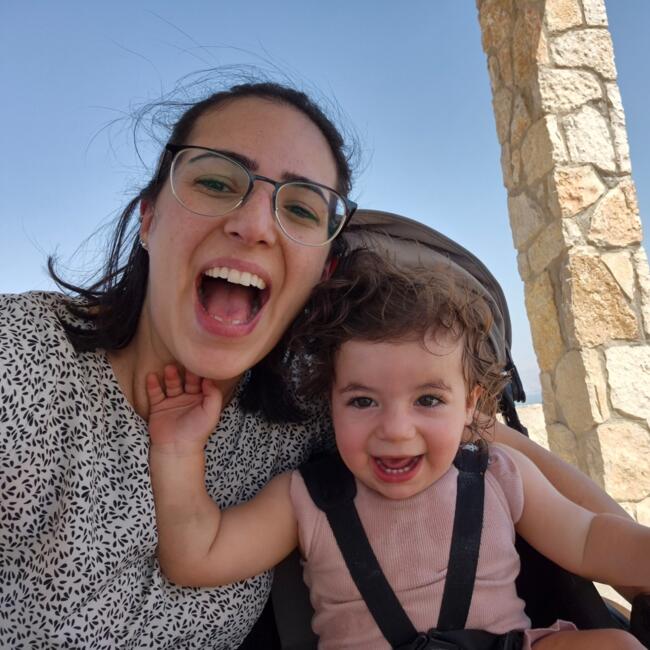 משרת בייביסיטר ב- ירושלים: שירלי