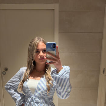 Babysitter in Cournonsec: Victoria