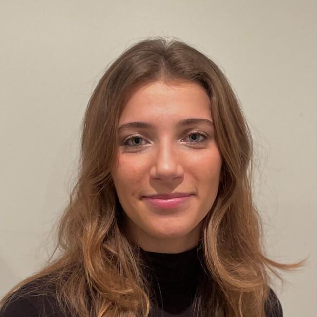 Babysitter in Cessy: Lena