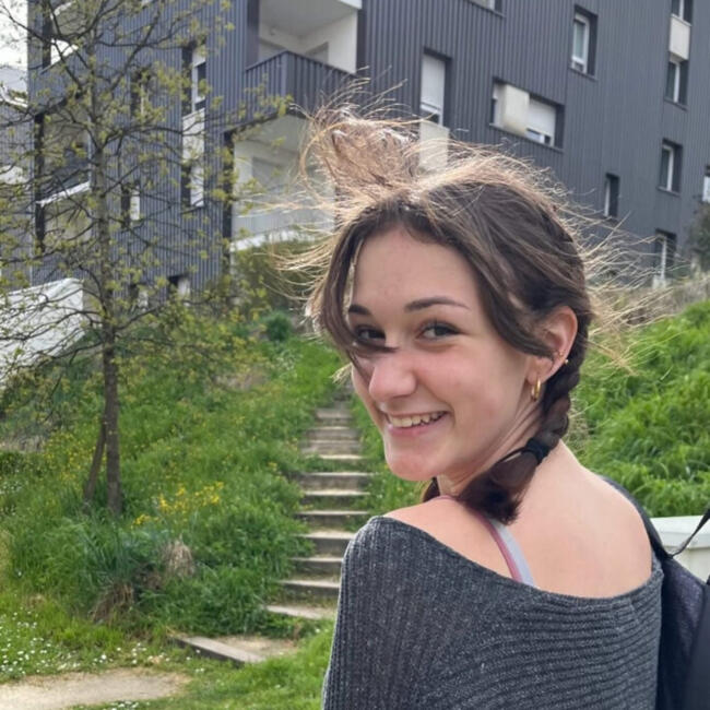 Babysitter in Carbon-Blanc: Charlyne