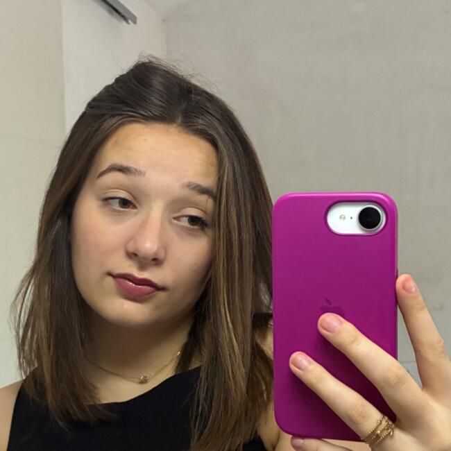 Babysitter in Gilly: Julie