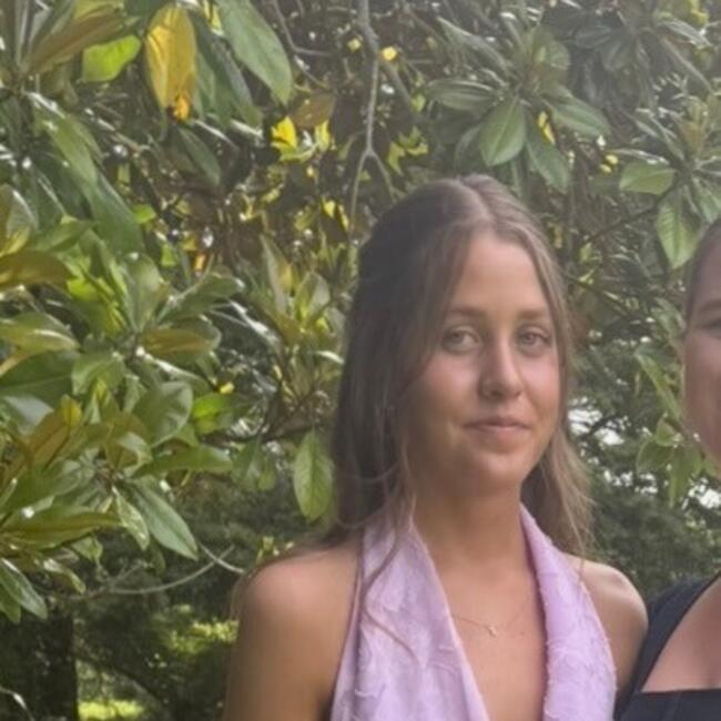 Babysitter in Snells Beach: Elyse