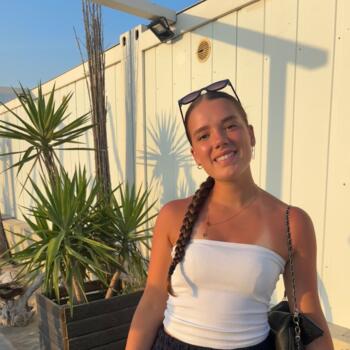 Babysitter in Bron: Louise