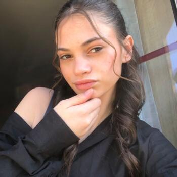 Babysitter in La Ferté-Vidame: Lea