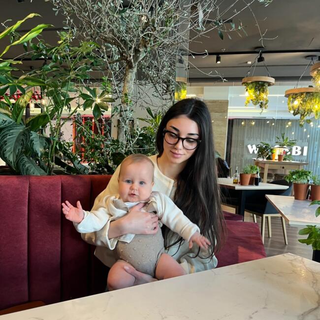 Babysitter in Budapest: Evita