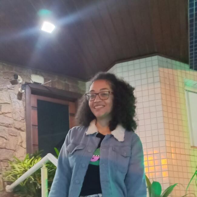 Babysitter in Praia Grande: Debora