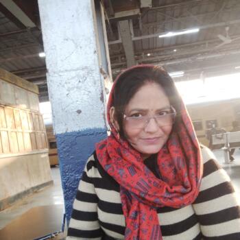 आगरा में बेबीसिटर: Pooja