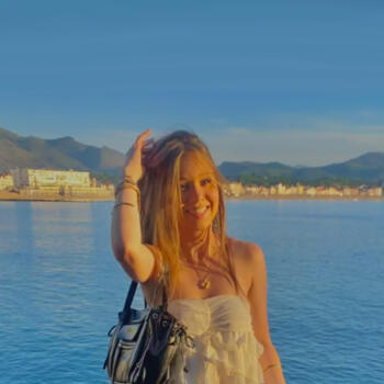 Babysitter in Pessac: Maya