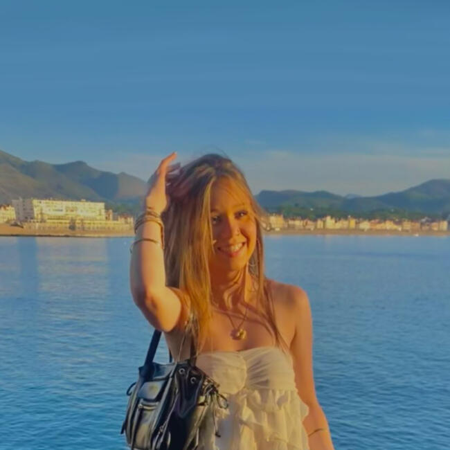 Babysitter in Pessac: Maya