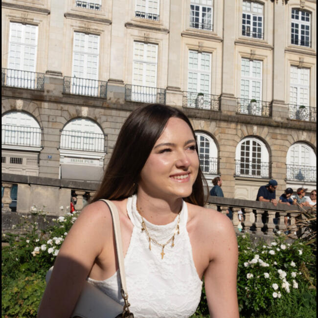 Babysitter in Vannes: Mina