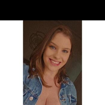 Babysitter in Maringá: Emily