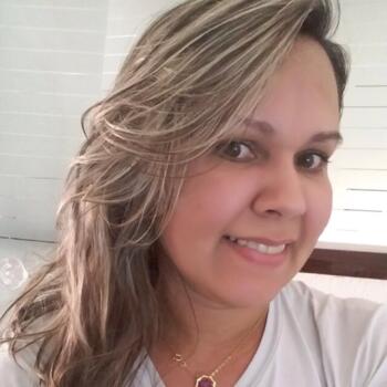 Babysitter Brasília: Claudiane