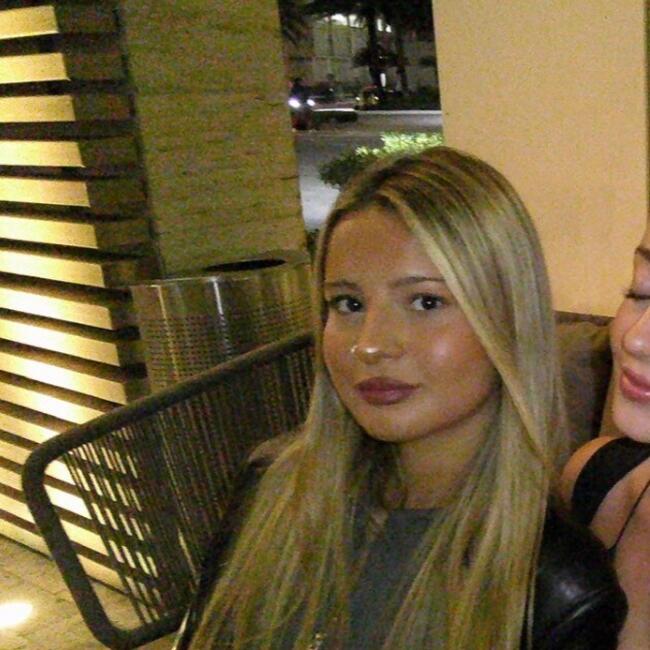 Babysitter in Davie: Dana