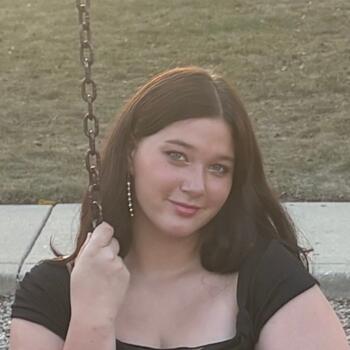 Babysitter in Huntley: Katie