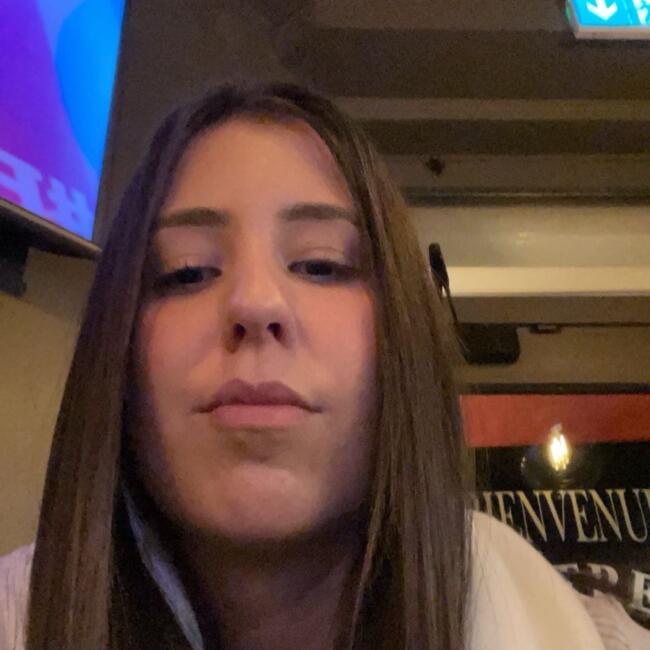 Babysitter in Cranves-Sales: Lily