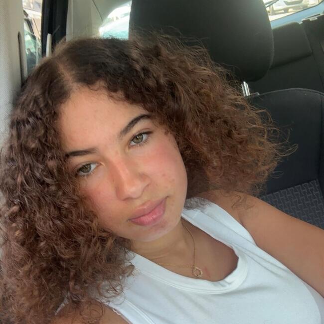 Babysitter in London: Halle-may