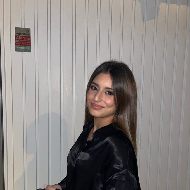 Babysitter in La Ville-du-Bois: Maria