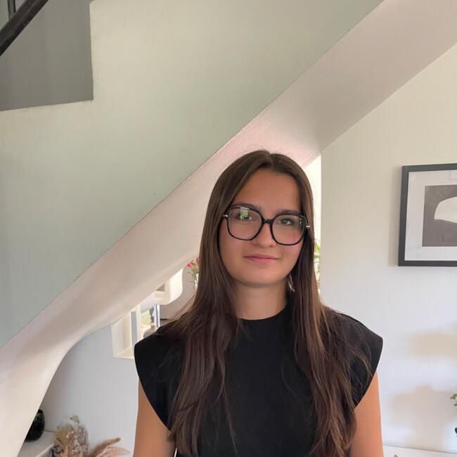 Babysitter in Grézieu-la-Varenne: Elina
