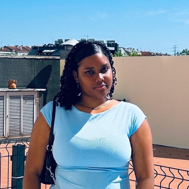Babysitter in Seixal: Elaine