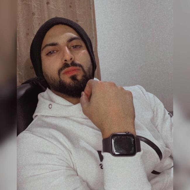 משרת בייביסיטר ב- חריש: Omar