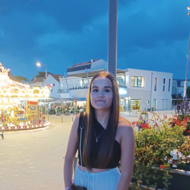 Babysitter in Villers: Lina