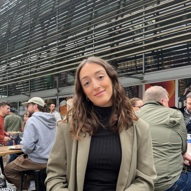 Babysitter in Paris: Julie