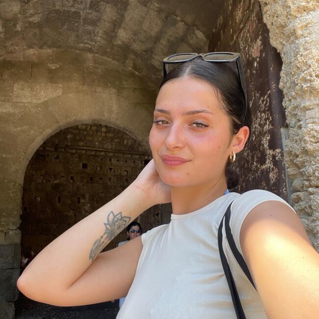 Babysitter in Verneuil-sur-Seine: Elena