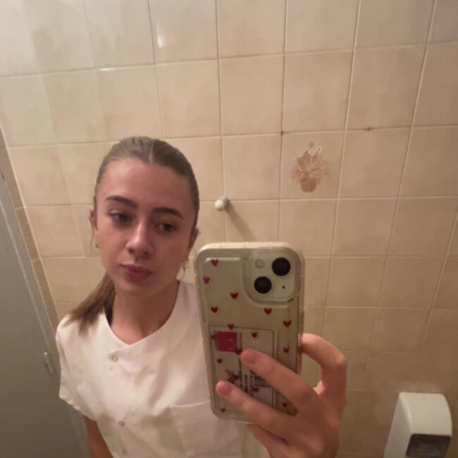 Babysitter in Haute-Rivoire: Inès