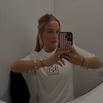 Babysitter in Sunshine Coast: Tara