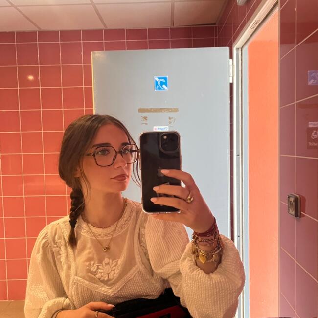 Babysitter in Villemoustaussou: Lisa