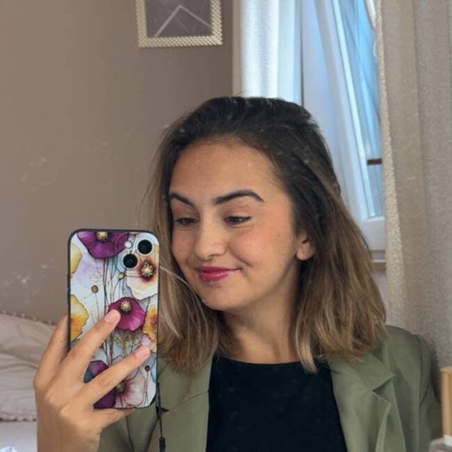 Babysitter in Petite-Forêt: Yaele