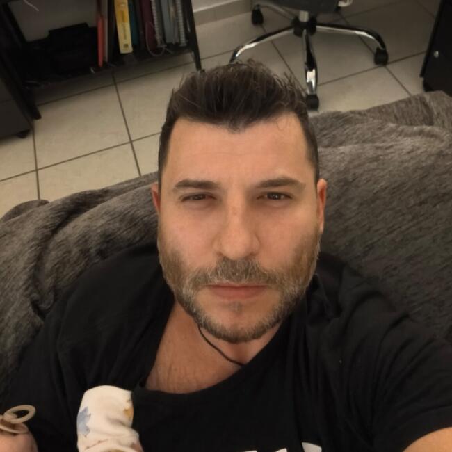 Δουλειά για babysitter στην περιοχή Άγιος Δημήτριος: Μανωλης
