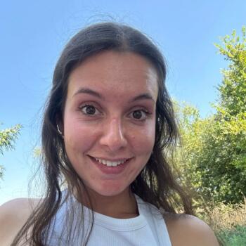 Babysitter in Bécon-les-Granits: Julia