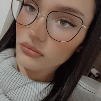 Babysitter in Saint-Barthélemy-de-Vals: Lina