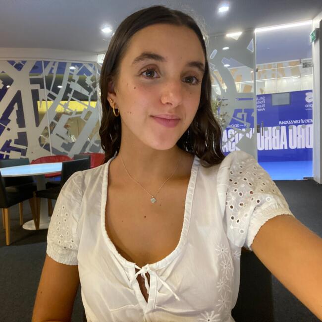 Babysitter in Belas: Maria
