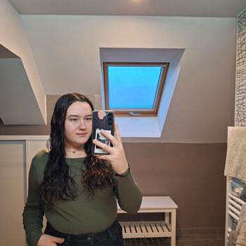 Babysitter in La Prévière: Laura