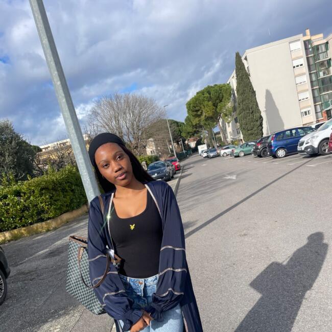 Babysitter in Bagnols-sur-Cèze: Bertina