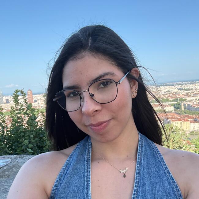 Babysitter in Villefranche-sur-Saône: Brisly dayana