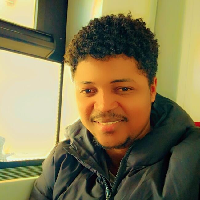 Trabalho de babysitting em Sarilhos Grandes: João