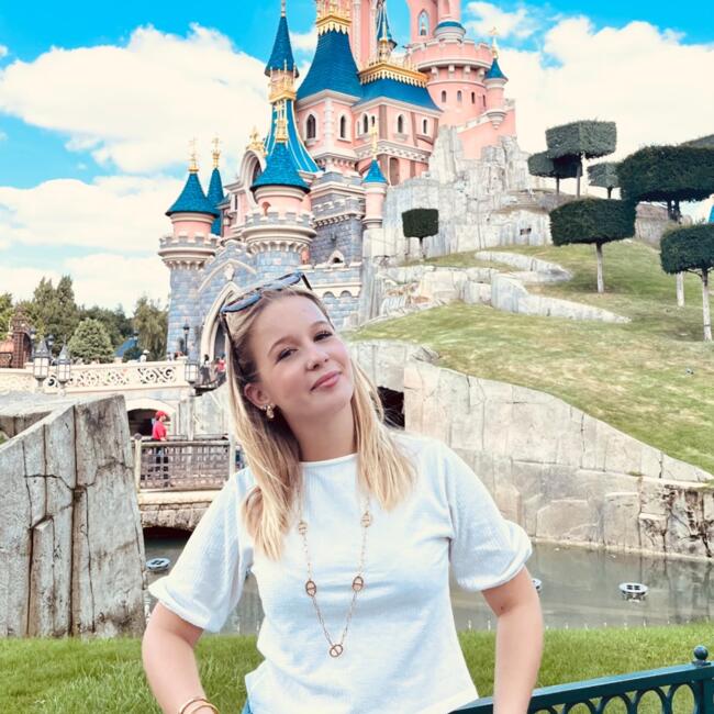 Babysitter in Cognac: Louise