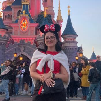 Babysitter in Fay-aux-Loges: Krystal