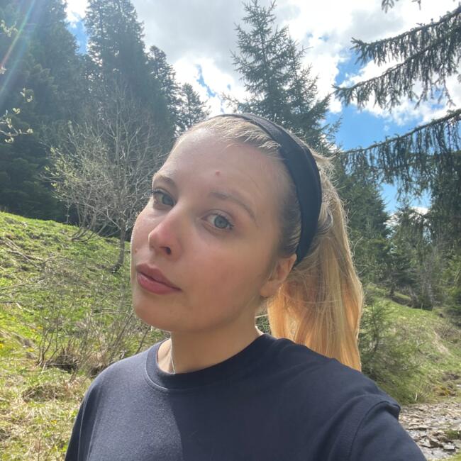 Babysitter in Levallois-Perret: Flore